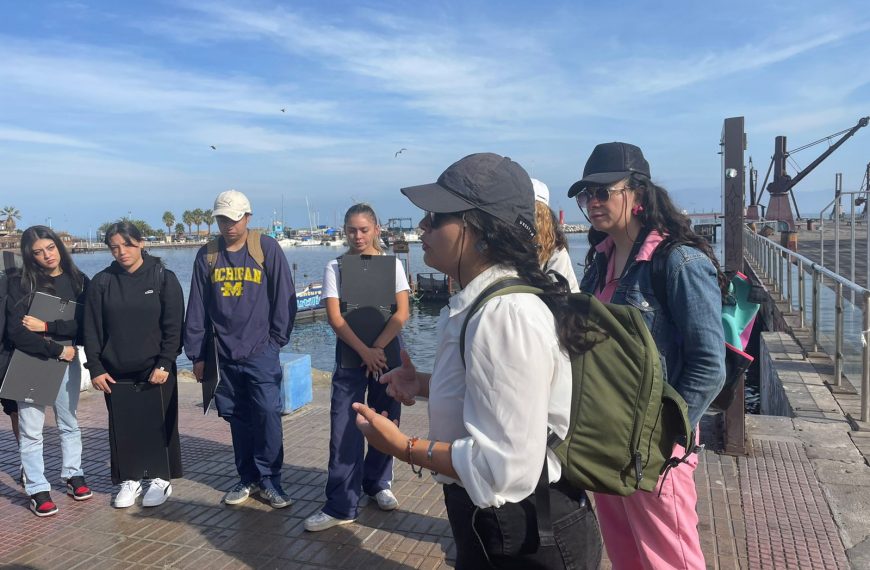 Estudiantes participan en «Taller de Fotografía Exploratoria en la ciudad» de FIA